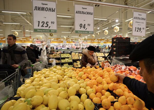 Покупатели у прилавка с лимонами и апельсинами из Турции - Sputnik Таджикистан
