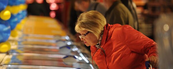 Посетитель у прилавка. Архивное фото Посетитель у прилавка. Архивное фото - Sputnik Таджикистан