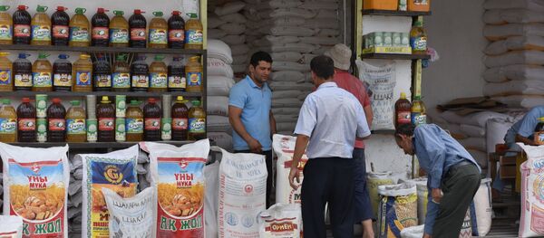 Продажа масла и муки на базаре Фаровон. Архивное фото. - Sputnik Тоҷикистон