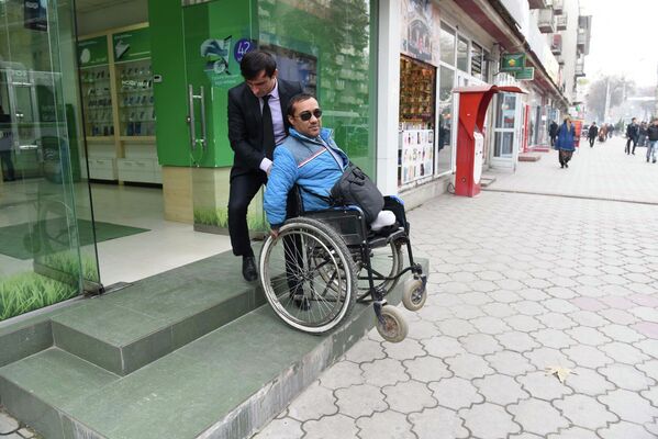 Гулом Назаров, инвалид-колясочник в городе Душанбе - Sputnik Таджикистан