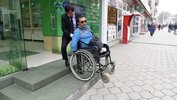 Инвалид-колясочник в городе Душанбе - Sputnik Таджикистан