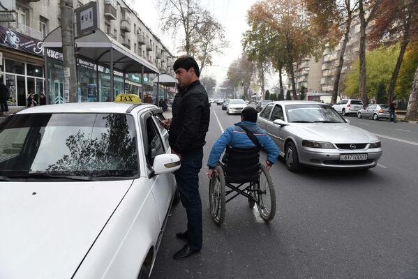 Гулом Назаров, инвалид-колясочник в городе Душанбе - Sputnik Таджикистан