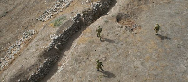 Таджикские пограничники охраняют границу - Sputnik Таджикистан