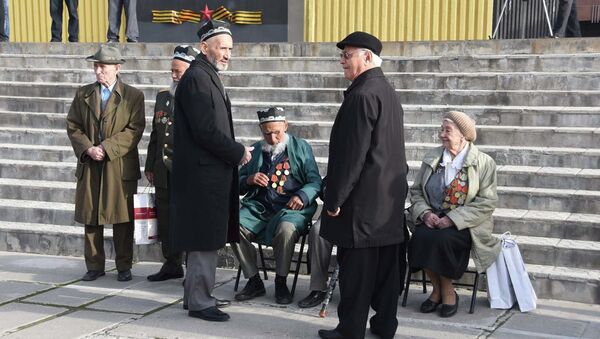 Ветераны Великой Отечественной войны перед началом митинга - Sputnik Таджикистан