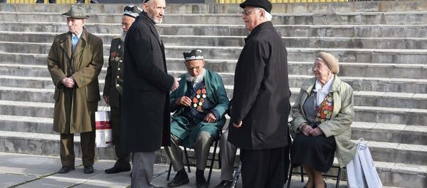 Ветераны Великой Отечественной войны перед началом митинга - Sputnik Таджикистан