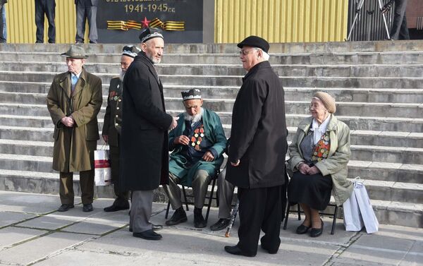 Ветераны Великой Отечественной войны перед началом митинга - Sputnik Таджикистан