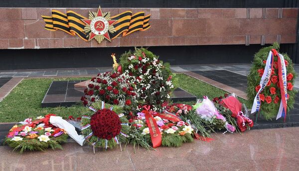 Венки и цветы у Вечного огня в парке Победы в Душанбе Венки и цветы у Вечного огня в парке Победы в Душанбе - Sputnik Таджикистан