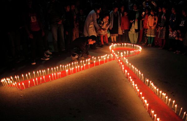 Участники реабилитационного центра для жертв сексуального трафика Maiti Nepal зажгли свечи в преддверии Всемирного дня борьбы со СПИДом в Катманду (Непал) - Sputnik Таджикистан