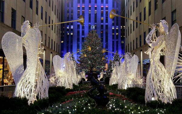 Главная рождественская елка США зажгла огни у небоскреба Рокфеллер-центра в Нью-Йорке - Sputnik Таджикистан