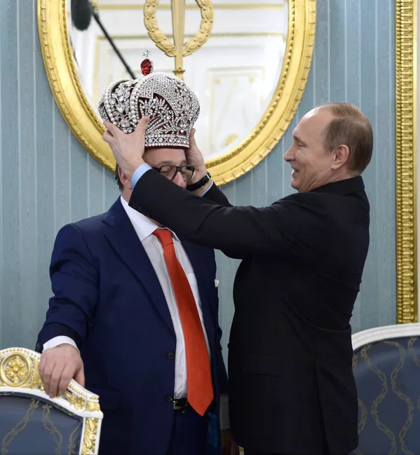 Президенти Русия В.Путин ҳунарманди мардумии ФР Г.Хазановро бо 70-солагиаш табрик кард Президенти Русия В.Путин ҳунарманди мардумии ФР Г.Хазановро бо 70-солагиаш табрик кард - Sputnik Тоҷикистон