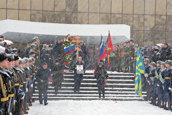 Похороны погибшего в Сирии летчика О.Пешкова в Липецке - Sputnik Таджикистан