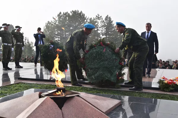 Гулгузорӣ дар назди Оташи ҷовидон-и Боғи Ғалаба-и Душанбе Гулгузорӣ дар назди Оташи ҷовидон-и Боғи Ғалаба-и Душанбе - Sputnik Тоҷикистон