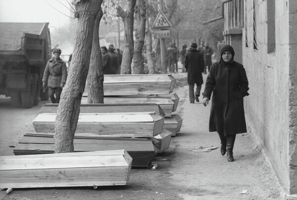 Гробы на улицах разрушенного города. Архивное фото. - Sputnik Таджикистан