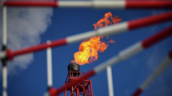 Газовый факел на нефтяной платформе. Архивное фото. - Sputnik Таджикистан