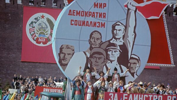 Первомайская демонстрация в Москве, 1974 год. - Sputnik Таджикистан