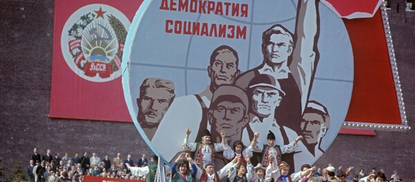 Первомайская демонстрация в Москве, 1974 год. Первомайская демонстрация в Москве, 1974 год. - Sputnik Таджикистан