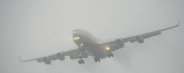 Самолет во время посадки в сложных метеоусловиях, архивное фото Самолет во время посадки в сложных метеоусловиях, архивное фото - Sputnik Тоҷикистон