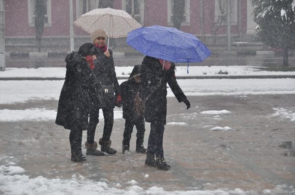Первый снег всегда вызывает радость, даже если вокруг сплошная слякоть - Sputnik Таджикистан