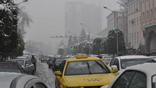 Снегопад создал нешуточные пробки на улицах столицы - Sputnik Таджикистан