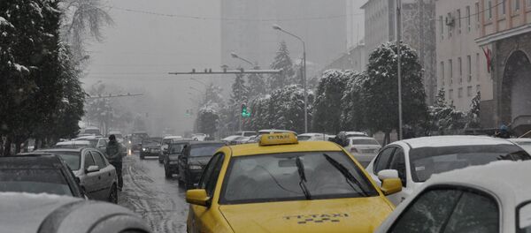 Снегопад создал нешуточные пробки на улицах столицы - Sputnik Таджикистан