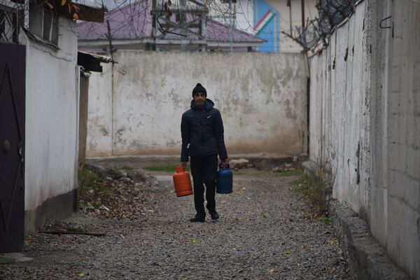 Газовые баллоны в руках душанбинца - Sputnik Таджикистан