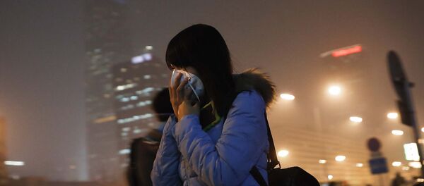 Женщина закрывает лицо маской во время выхода из метро в Пекине Женщина закрывает лицо маской во время выхода из метро в Пекине - Sputnik Таджикистан