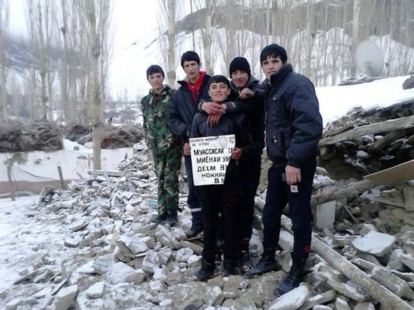 От средней общеобразовательной школы остались только камни и вывеска, кишлак Нусор От средней общеобразовательной школы остались только камни и вывеска, кишлак Нусор - Sputnik Таджикистан