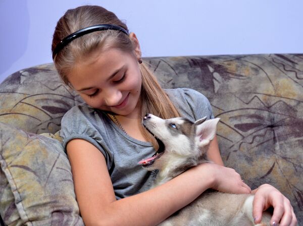 Президент РФ Владимир Путин подарил девочке из Хакасии щенка на Новый год - Sputnik Таджикистан