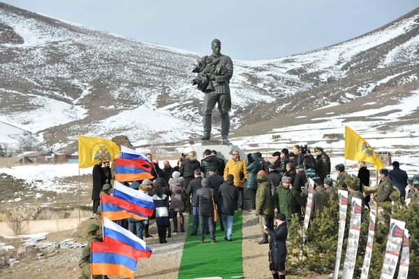 В Спитаке открыли памятник советским воинам – ликвидаторам последствий землетрясения 1988 года - Sputnik Таджикистан