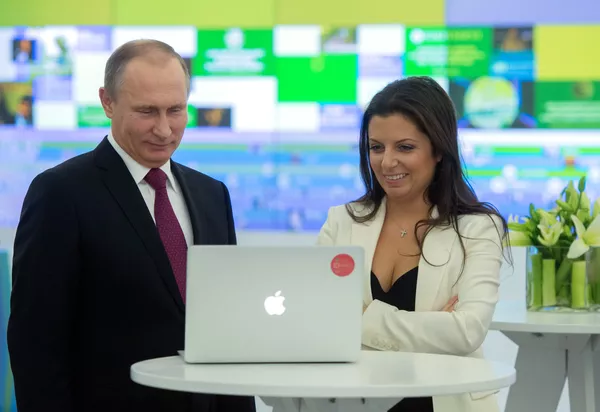 Президенти Русия Владимир Путин дар намоишгоҳи бахшида ба 10-солагии ТВ Russia Today ширкат кард Президенти Русия Владимир Путин дар намоишгоҳи бахшида ба 10-солагии ТВ Russia Today ширкат кард - Sputnik Тоҷикистон