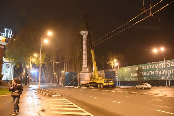 Снос стелы с гербом Таджикской ССР в центре Душанбе - Sputnik Тоҷикистон