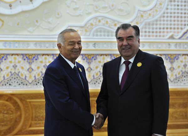 Президент Узбекистана Ислам Каримов и президент Таджикистана Эмомали Рахмон на саммит ШОС в Душанбе. Архивное фото. - Sputnik Тоҷикистон