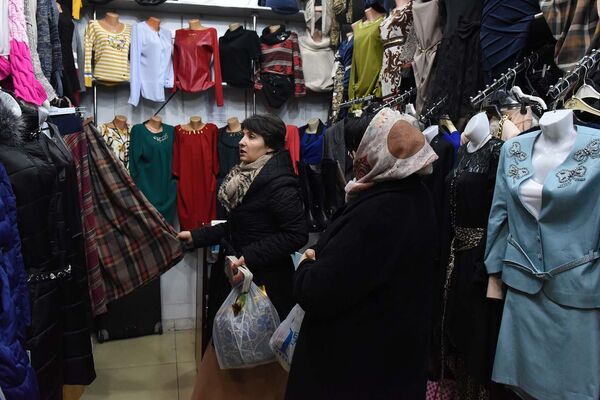 В торговом центре Садбарг в Душанбе В торговом центре Садбарг в Душанбе - Sputnik Таджикистан