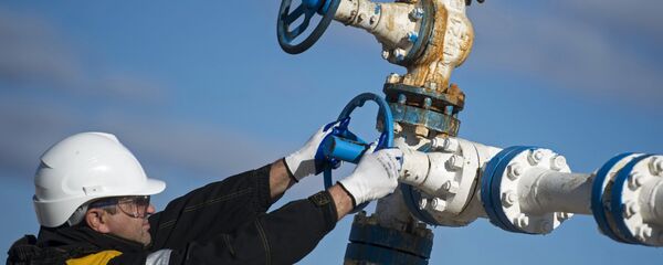 Рабочий на месторождении нефти - Sputnik Таджикистан