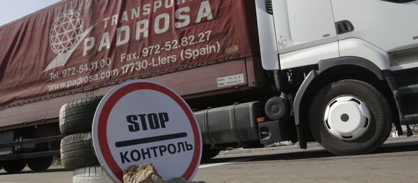 Активисты батальона Правый сектор, запрещенного в России и активисты общины крымских татар проводят досмотр автотранспорта и документов их владельцев на въезде в Крым с территории Украины через пункт пропуска Чонгар. Архивное фото - Sputnik Таджикистан