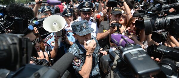 Журналисты Армении работают во время акции протеста. Архивное фото. Журналисты Армении работают во время акции протеста. Архивное фото. - Sputnik Таджикистан