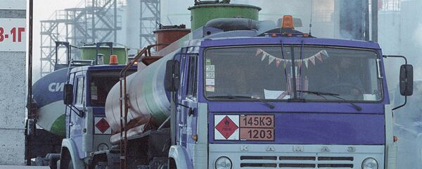Заправка автоцистерн. Архивное фото. - Sputnik Таджикистан