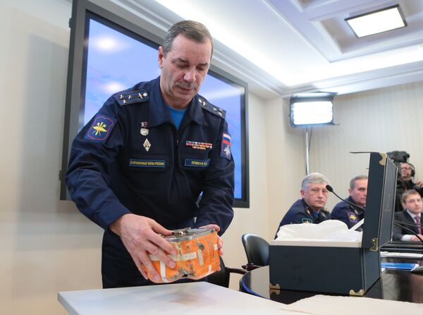 Председатель Комиссии по расследованию авиационного происшествия Николай Примак демонстрирует черный ящик самолета Су-24М на брифинге 18.12.2015 - Sputnik Таджикистан