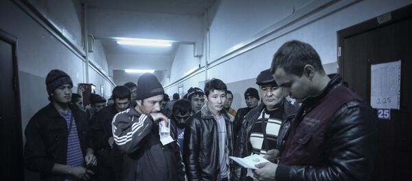 Рейди ХММ барои дарёфти муҳоҷирони ғайриқонунӣ. Акс аз бойгонӣ - Sputnik Тоҷикистон