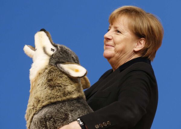 Канцлер Германии Ангела Меркель получила в подарок от делегатов съезда правящей партии ХДС (Христианско-демократический союз) игрушечного волка - Sputnik Таджикистан