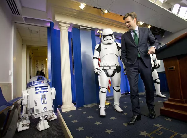 Сухангӯи Кохи сафед Ҷош Ирнест ҳамроҳ роботи R2D2 аз филми Ҷанги ситораҳо Сухангӯи Кохи сафед Ҷош Ирнест ҳамроҳ роботи R2D2 аз филми Ҷанги ситораҳо - Sputnik Тоҷикистон
