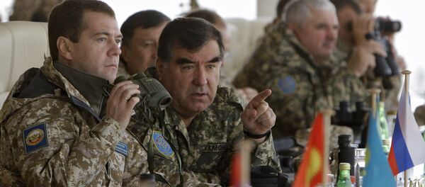 Дмитрий Медведев и Эмомали Рахмон наблюдают за учениями ОДКБ Взаимодействие- 2009. Архивное фото. Дмитрий Медведев и Эмомали Рахмон наблюдают за учениями ОДКБ Взаимодействие- 2009. Архивное фото. - Sputnik Таджикистан