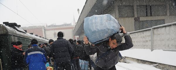 Трудовые мигранты уезжают на родину в Таджикистан. Архивное фото - Sputnik Таджикистан