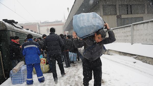 Трудовые мигранты уезжают на родину в Таджикистан. Архивное фото - Sputnik Тоҷикистон
