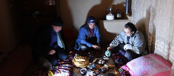 Ужин в одном из кишлаков Хатлонской области Таджикистана. Архивное фото - Sputnik Таджикистан