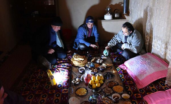 Ужин в одном из кишлаков Хатлонской области Таджикистана. Архивное фото Ужин в одном из кишлаков Хатлонской области Таджикистана. Архивное фото - Sputnik Таджикистан
