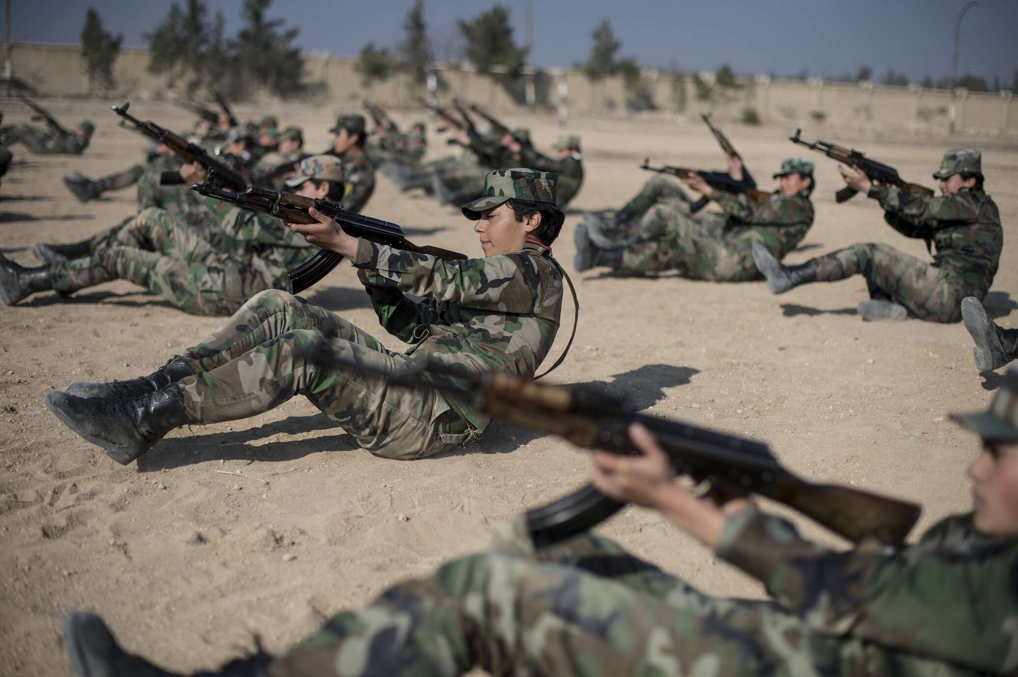 Оборона 12. Женщины военнослужащие в Сирии. Женщины в армии Сирии. Женщины офицеры на войне в Сирии. Женщины вс РФ В Сирии.