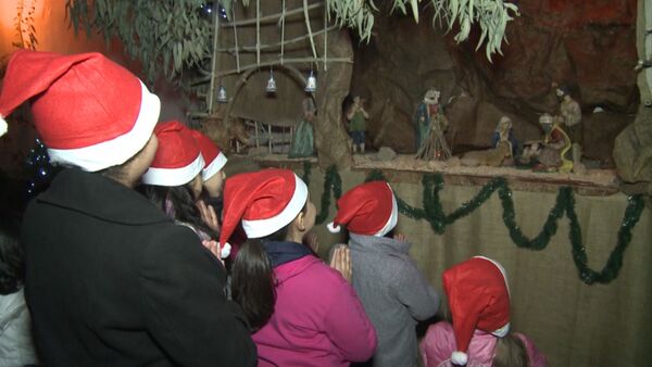 Молитва у вертепа и фото с Сантой – сирийские христиане отметили Рождество - Sputnik Таджикистан