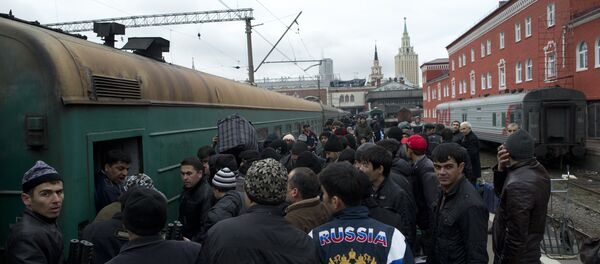 Пассажиры поезда Москва-Душанбе, отправляющегося с Казанского вокзала. Архивное фото - Sputnik Тоҷикистон