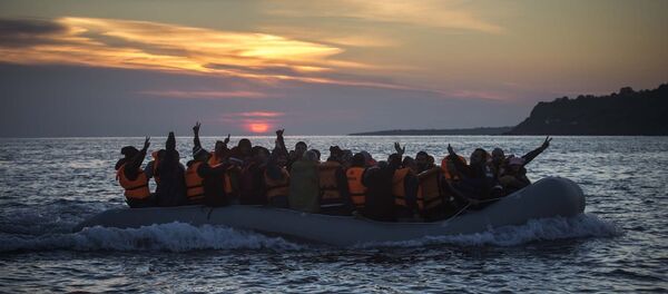 Беженцы и мигранты пытаются привлечь внимание спасателей во время переправы на греческий остров Лесбос с турецкого берега Беженцы и мигранты пытаются привлечь внимание спасателей во время переправы на греческий остров Лесбос с турецкого берега - Sputnik Таджикистан